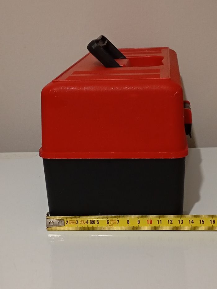 Caisse mallette pour diverses utilisations.Plastique rouge et noir . Poignée . Très bon état - photo numéro 3