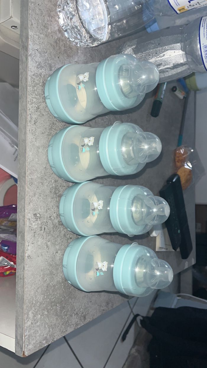 Petits biberons mam quasi neufs