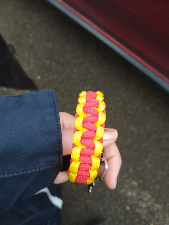 Bracelet femme jaune et rouge en paracorde