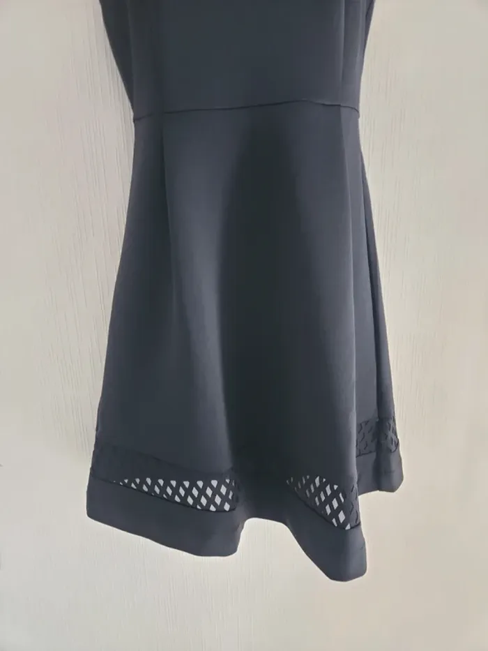 Robe noire Les Petites Bombes S neuve détail ajourés - photo numéro 3