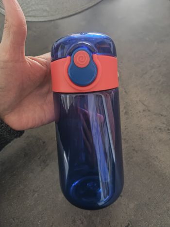 cette gourde pour enfant en bon état général