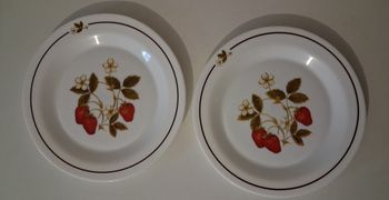 Lot de deux assiettes blanches imprimées de fraises
