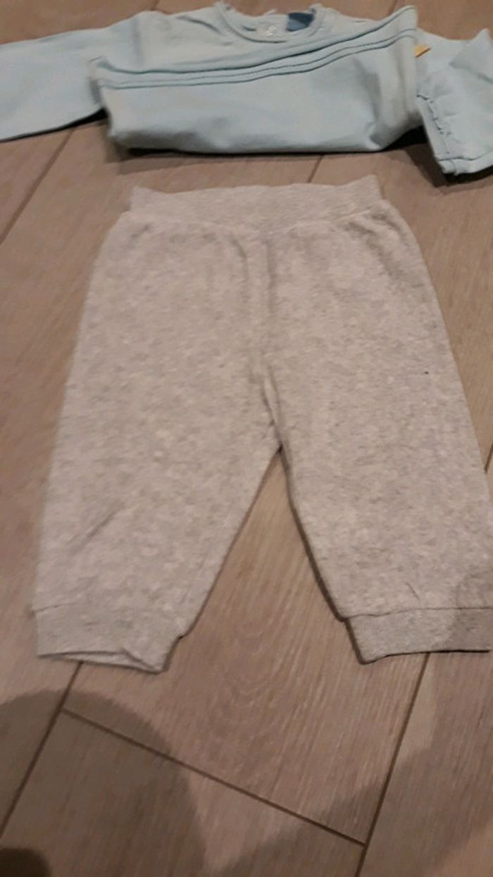 Lot pantalon et tee shirt - photo numéro 3