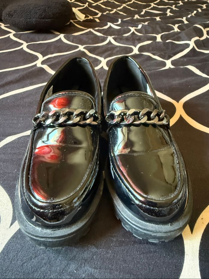 Mocassins vernis noirs avec chaîne – Pointure 31