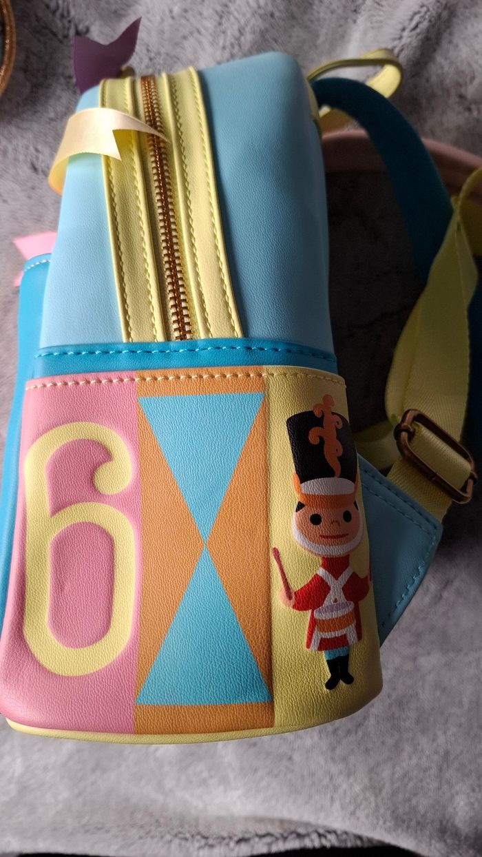 Loungefly it's small world maison poupées Disney Disneyland Paris pastel sac à dos ears oreilles - photo numéro 4