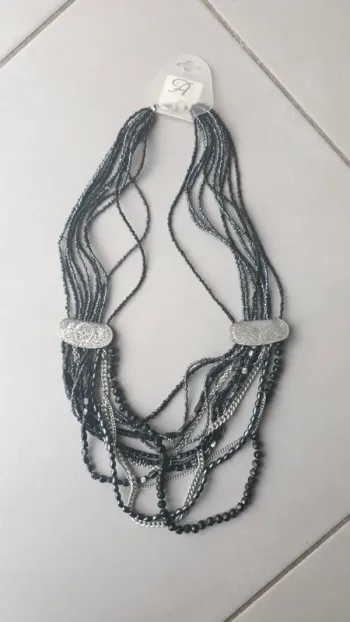 Collier noir et argenté