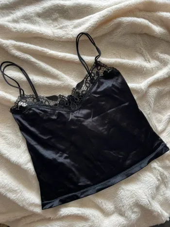 Haut noir effet satin à bretelles – sexy & chic – Taille 34