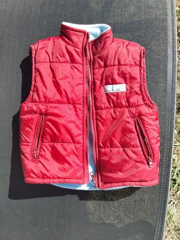 Gilet rouge sans manche 12 mois Tout simplement