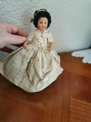 Poupée folklorique ancienne en robe blanc et doré