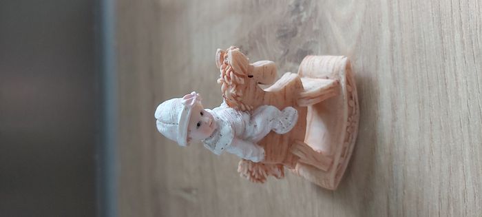 Enfant sur cheval a bascule