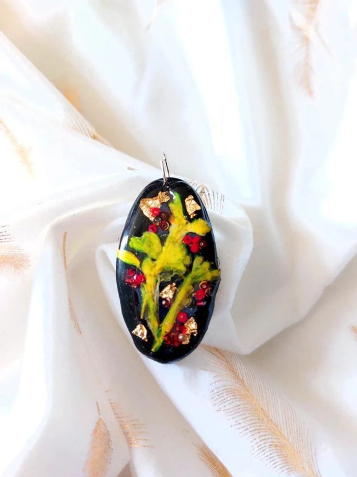 Magnifique pendentif noir avec fleurs et feuilles d'or - photo numéro 3