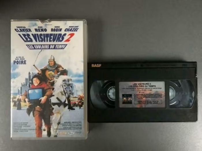 VHS "Les visiteurs 2 : Les couloirs du temps" - photo numéro 2
