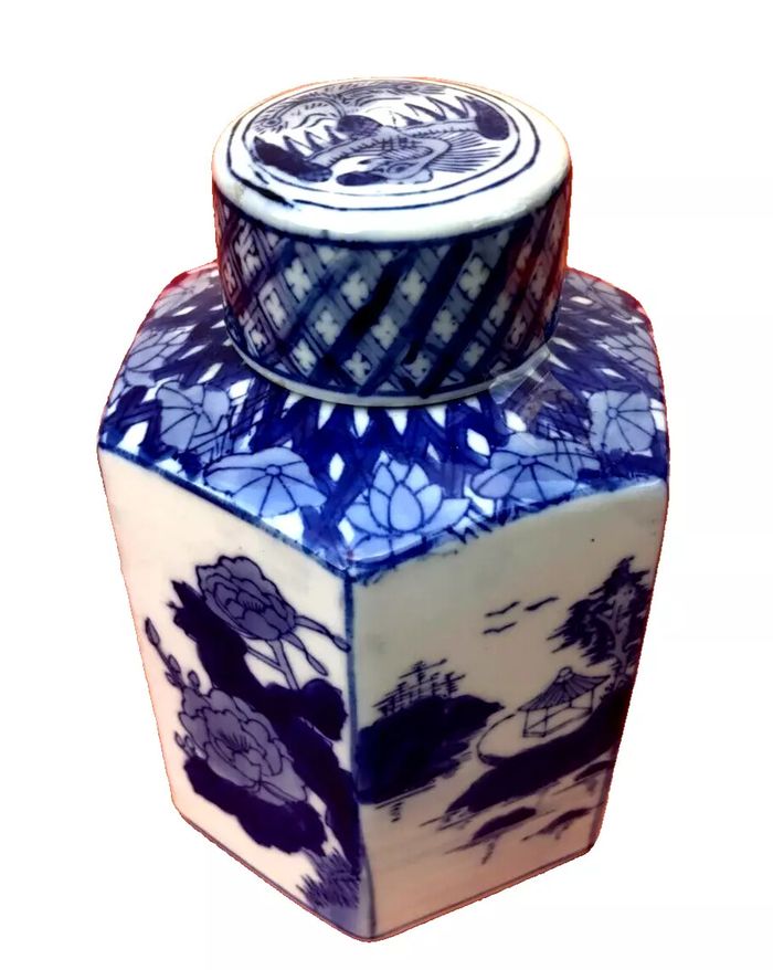 Pot couvert à Thé Porcelaine de Chine Décor bleu sur fond blanc Fleurs de Lotus / Paysage lacustre