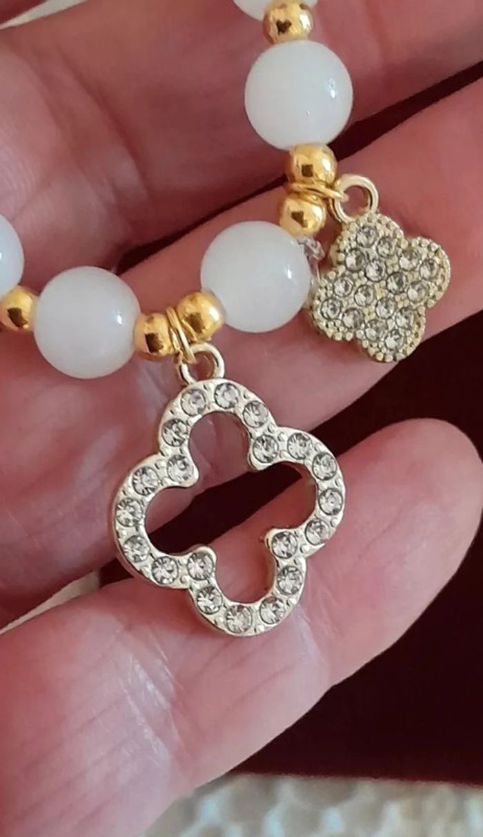 Bracelet perles et pendentif trèfle 4 feuilles, blanc/doré - photo numéro 3