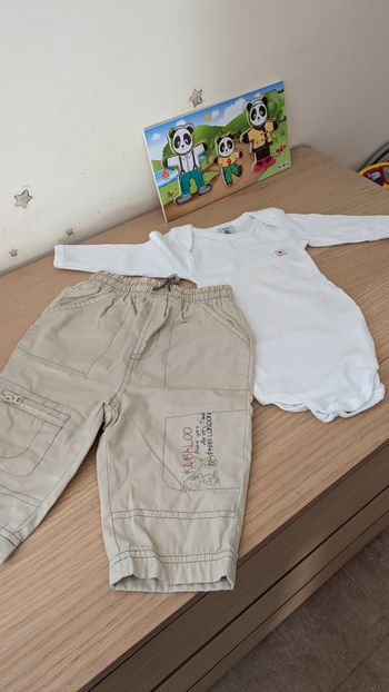 Lot body et pantalon taille 9 mois 