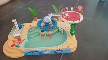 Piscine avec personnages playmobil