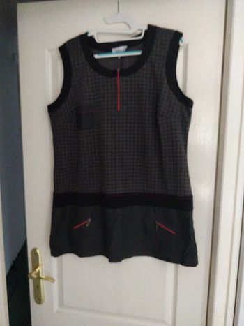 Tunique sans manches noire gris anthracite et rouge
