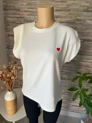 T-shirt brodé écru cœur rouge