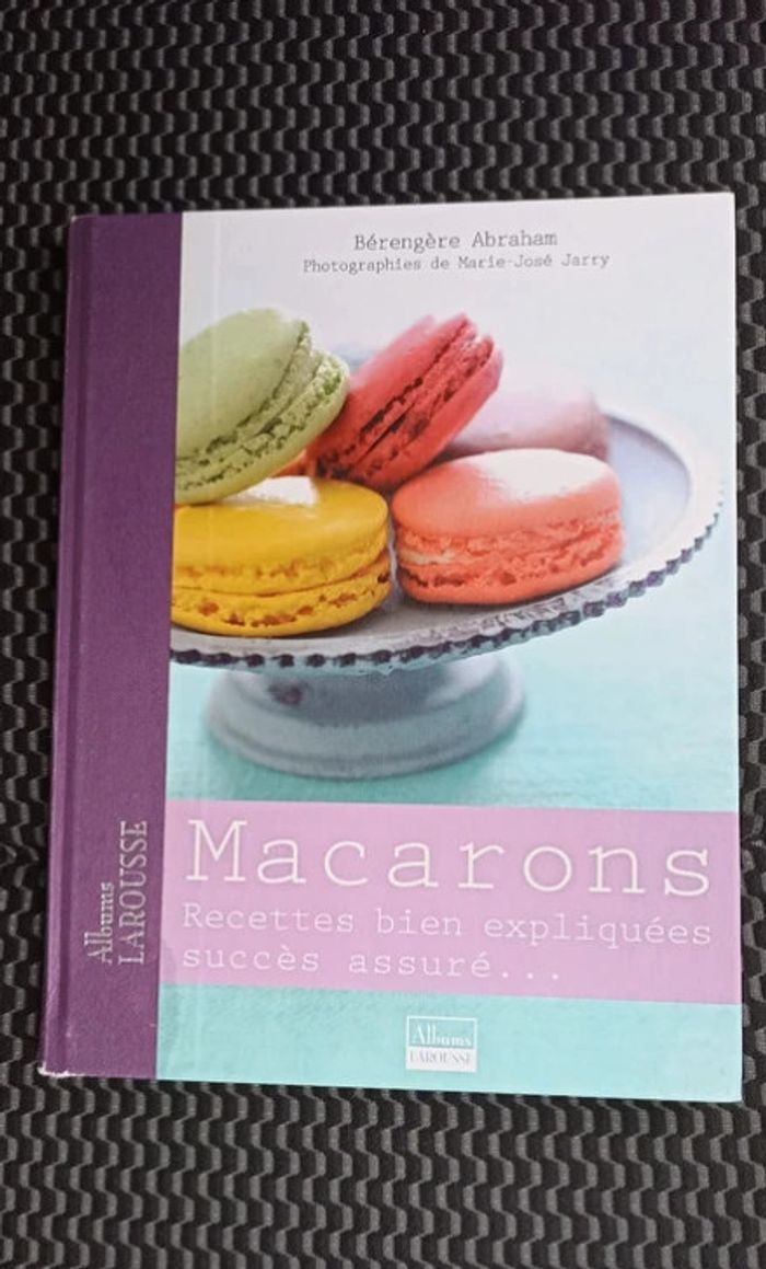 livre de recettes Macarons Recettes bien expliquées succès assuré Albums Larousse Bon état
