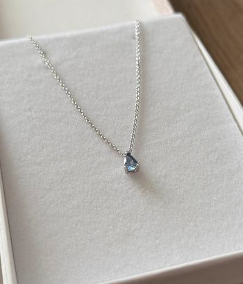 Collier bleu