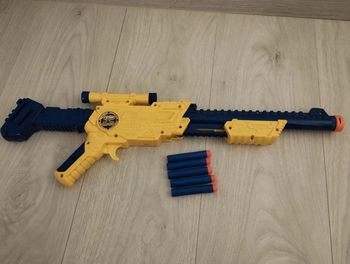 Pistolet avec fléchettes en mousses