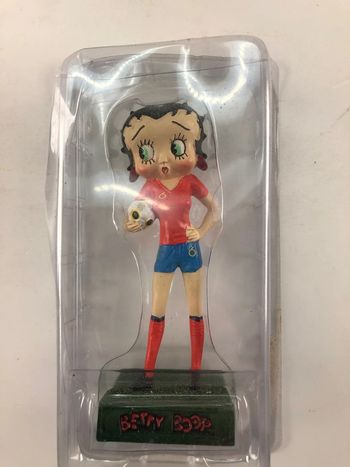 Betty boop joueuse de foot statuette résine