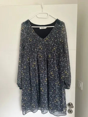 Robe avec motifs fleurs