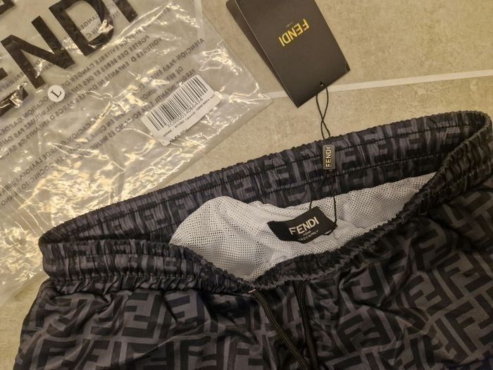 Short de bain Fendi  taille  L sur l'étiquette Mais taille plutôt M NEUF - photo numéro 3
