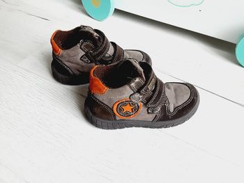 Chaussures montantes garçon marron et orange pointure 27 à scratchs