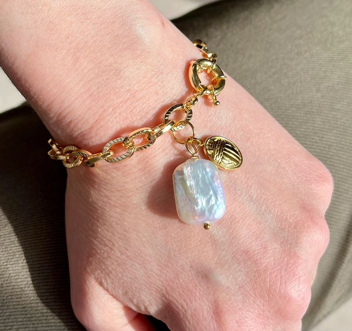 Bracelet talisman perle d’eau douce et amulette scarabée