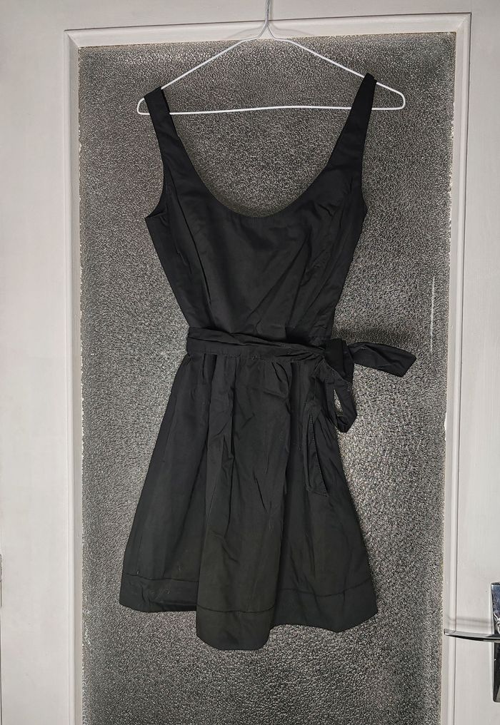 Robe noire cintrée d'été - Bershka