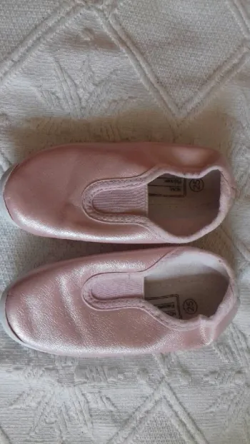 Chaussons souple rose brillant (idéal école, danse,gym) pointure 25