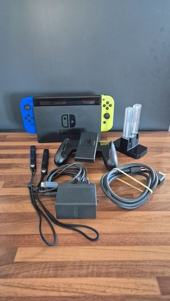 Console Nintendo switch avec chargeur manettes