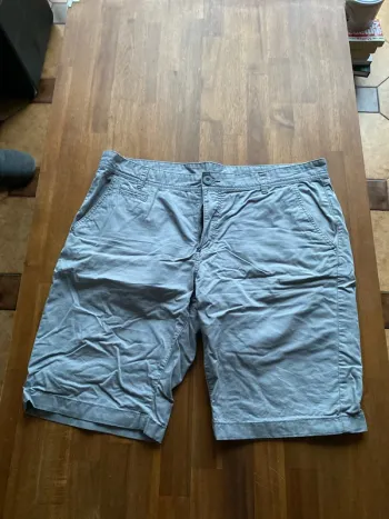 Short chino gris neuf T54