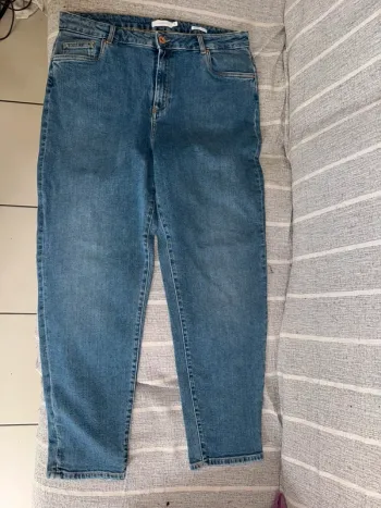 Jean bleu marqué taille 34 mais à la mesure c’est un 42 Marque liberty