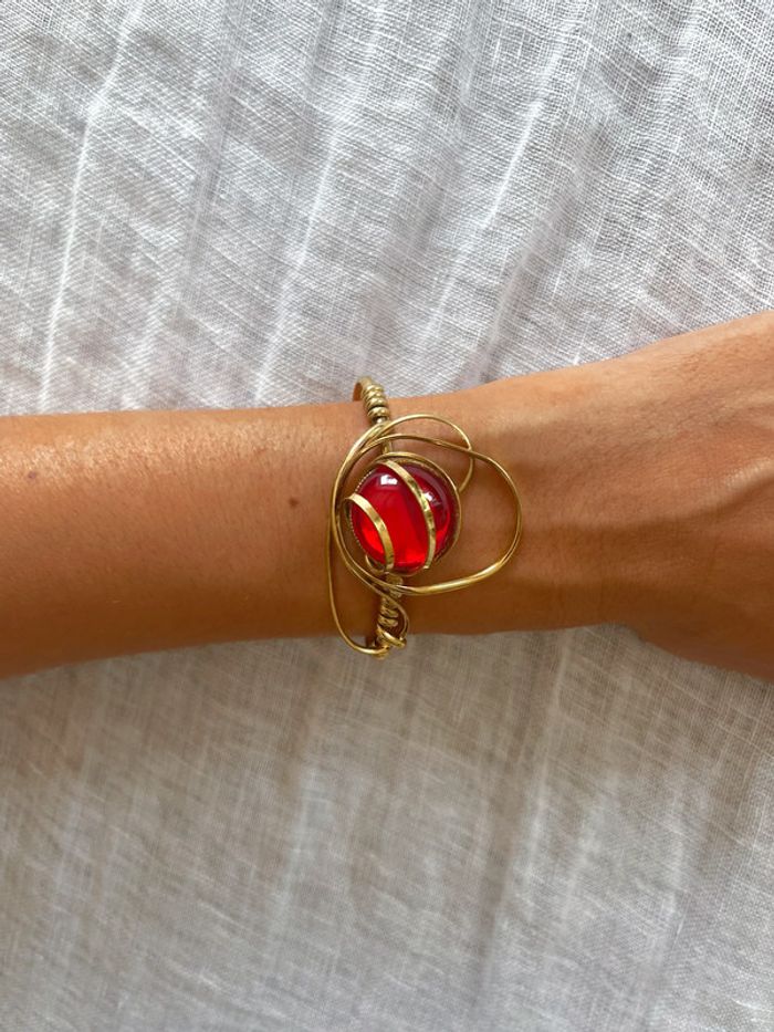 Bracelet doré et pierre rouge fait main - photo numéro 4