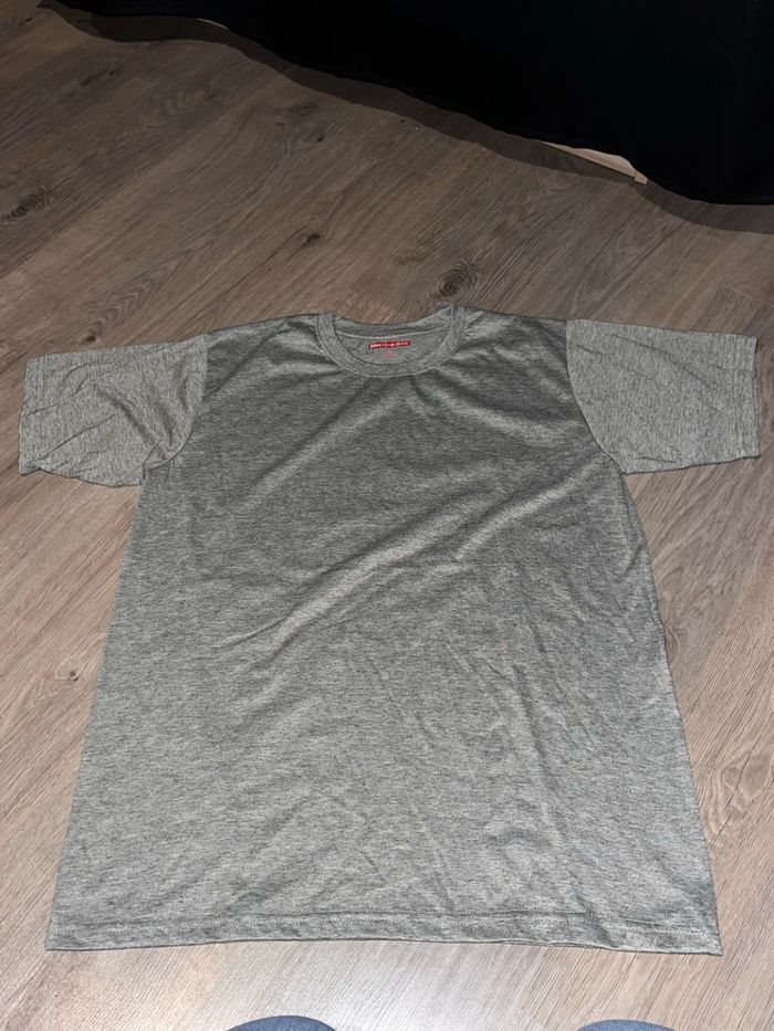 t-shirt gris