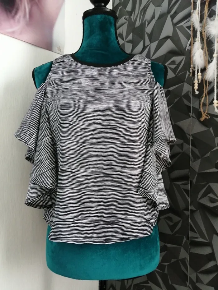 Top rayé noir et blanc à volants et épaules dénudées / jennyfer / (M)