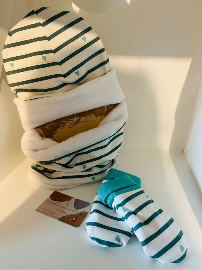 Ensemble bonnet , snood et moufles