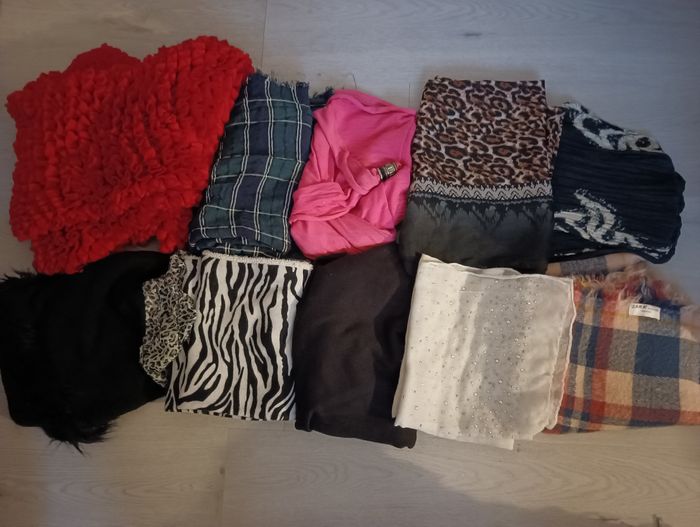 Lot de 10 écharpes, foulards, cache-cou