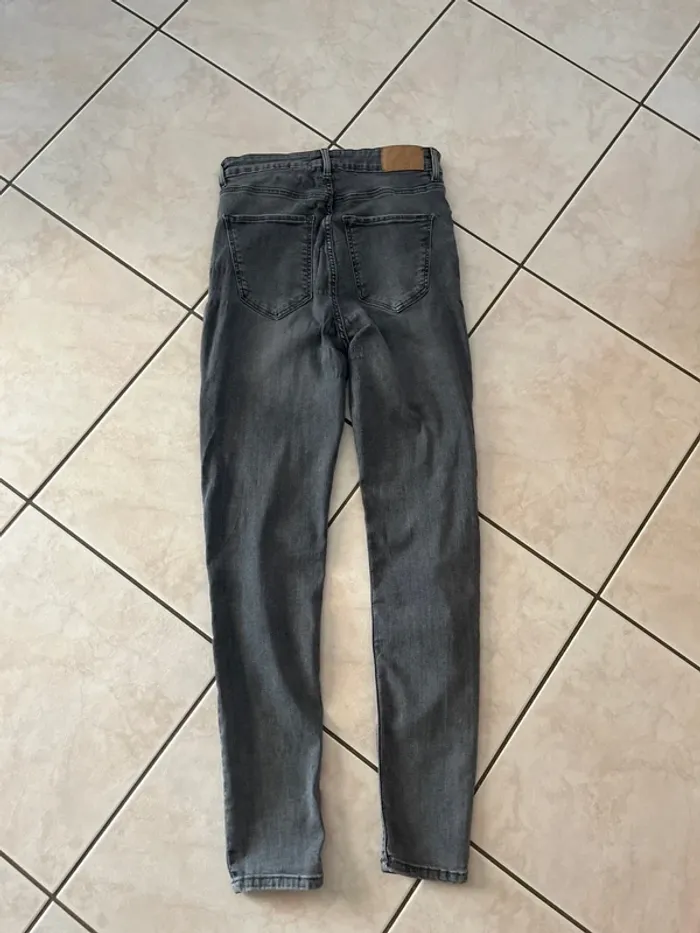Jeans femme Zara/ 38 / Gris /Très bon état - photo numéro 5