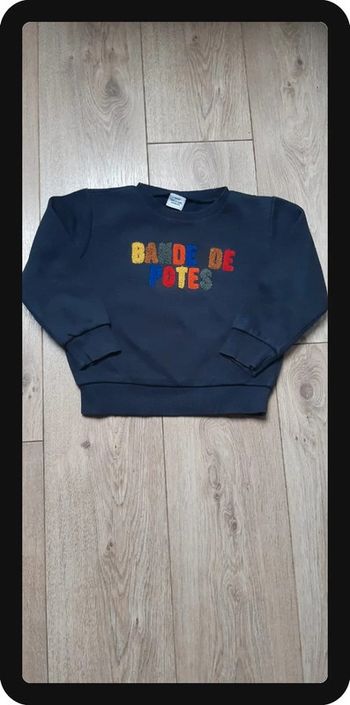 Pull type sweat tape à l'oeil  "bande de potes" bleu marine 4 ans
