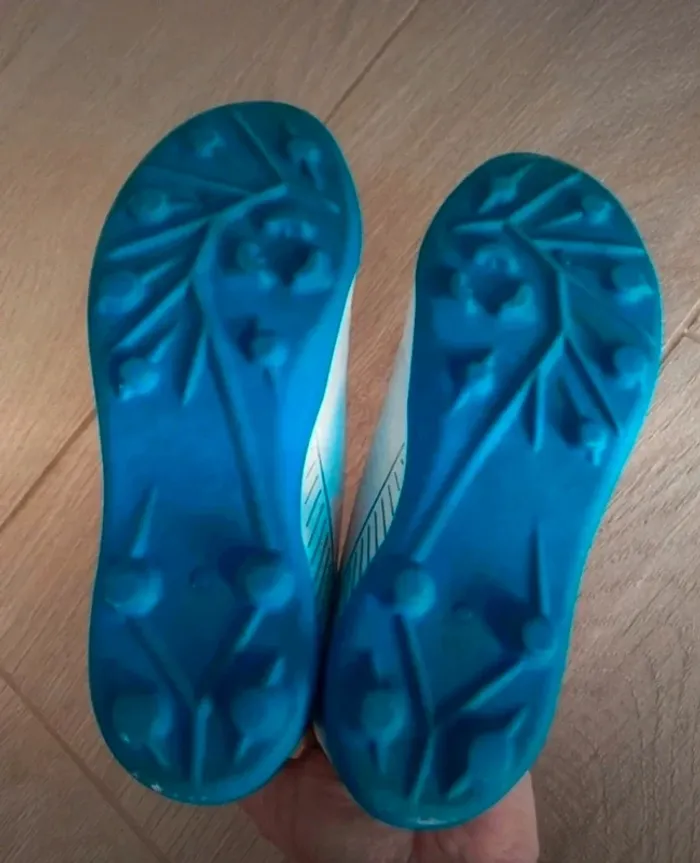 Crampons Kipsta taille 33 - photo numéro 3