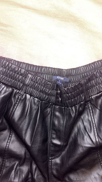 Short en similicuir