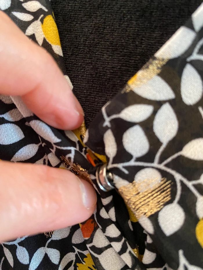 Robe d’été Van Der Rock taille 3 noire à fleurs jaunes et dorées - photo numéro 7