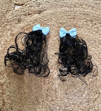 2 barrettes cheveux avec fausse mèches cheveux bouclées noir long 18 cm