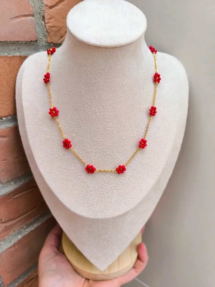 Collier doré avec fleurs marguerites rouges foncées - photo numéro 6