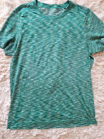 T-shirt turquoise, pour un look frais et vibrant 🌊