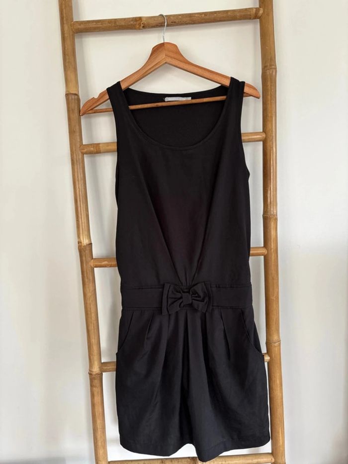 Robe noire sans manche avec noeud à la taille