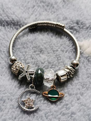 Bracelet argenté avec pendentifs